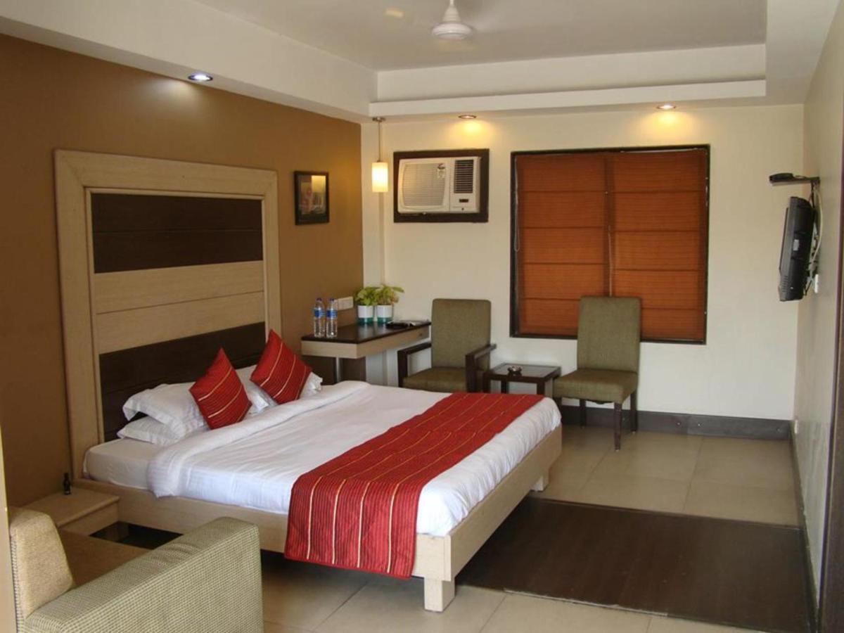 Hotel Pacific Inn Huda City Centre Гургаон Экстерьер фото