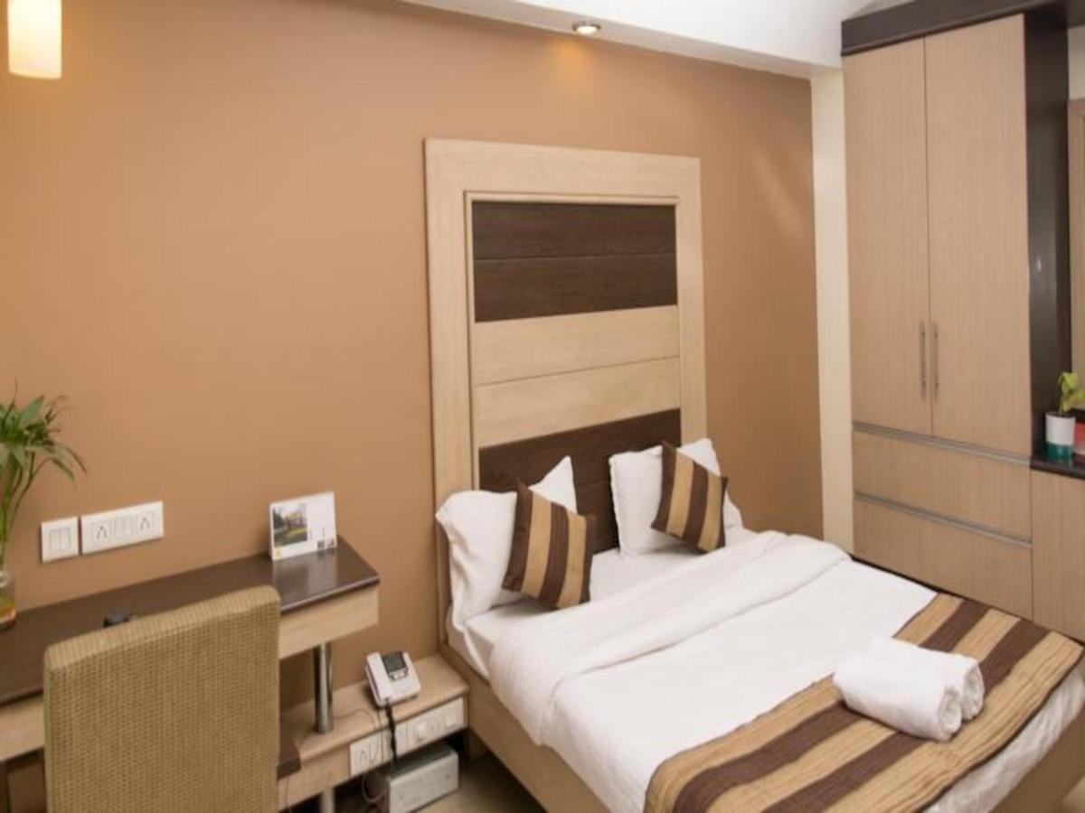 Hotel Pacific Inn Huda City Centre Гургаон Экстерьер фото